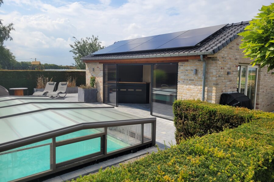 Piscine familiale : 3 solutions design pour sécuriser votre bassin sans dénaturer votre jardin