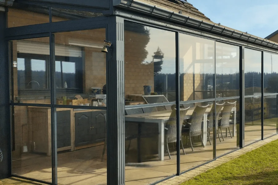 Météo capricieuse : 3 solutions pour adapter votre extérieur avec style cet été