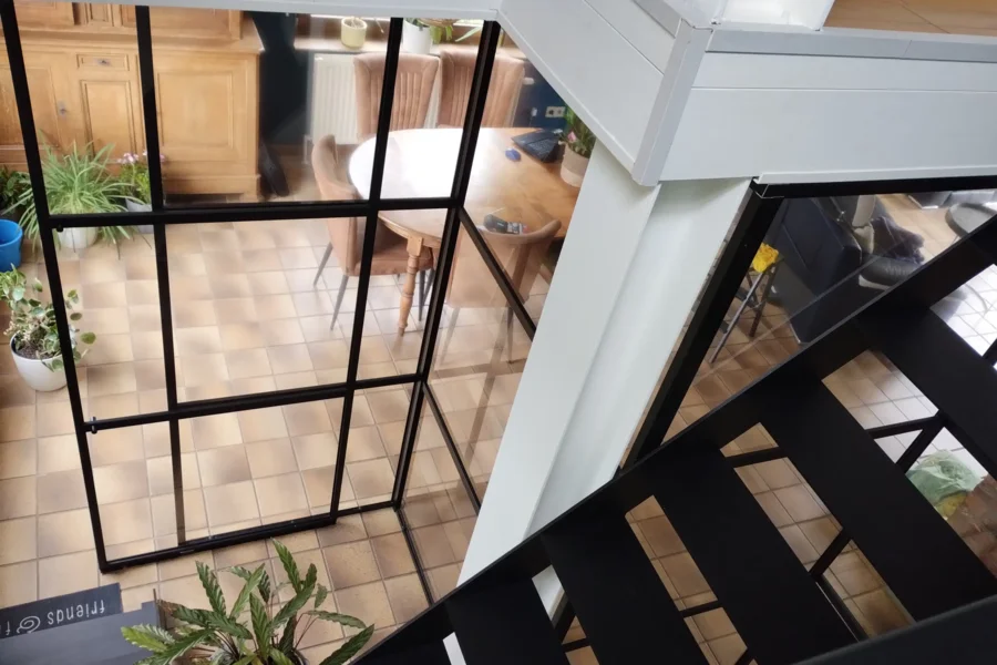 Pourquoi installer une cloison d’entrée quand votre porte donne directement sur le salon ?