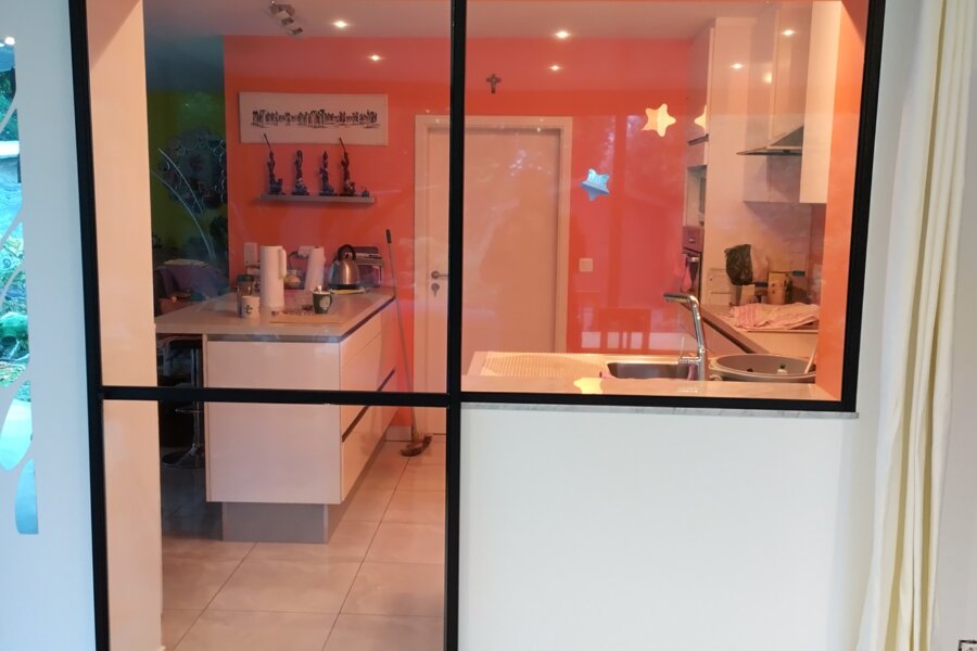 Comment limiter les déperditions thermiques entre cuisine et salon avec une cloison amovible ?