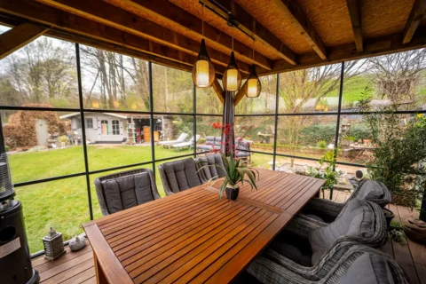 Protéger son mobilier de jardin toute l'année : la solution des cloisons amovibles en polymère