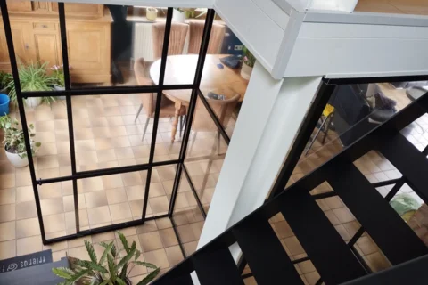 Pourquoi installer une cloison d’entrée quand votre porte donne directement sur le salon ?